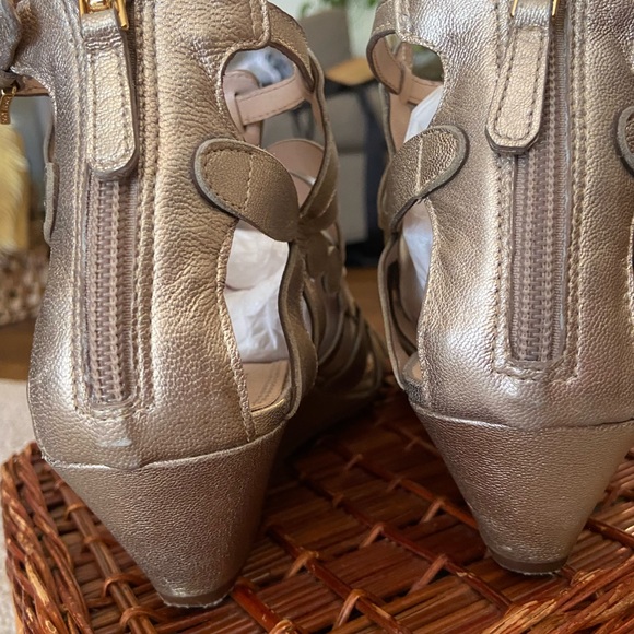 Tory Burch Metallic Gold Sandal Designer - Picture 7 of 7